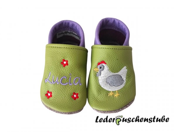 Lederpuschen hellgrün-lila rechts Namen lila und 3 kleinen Blumen (rot-weiß) und links Huhn weiß-steingrau-rot-dunkelgelb
